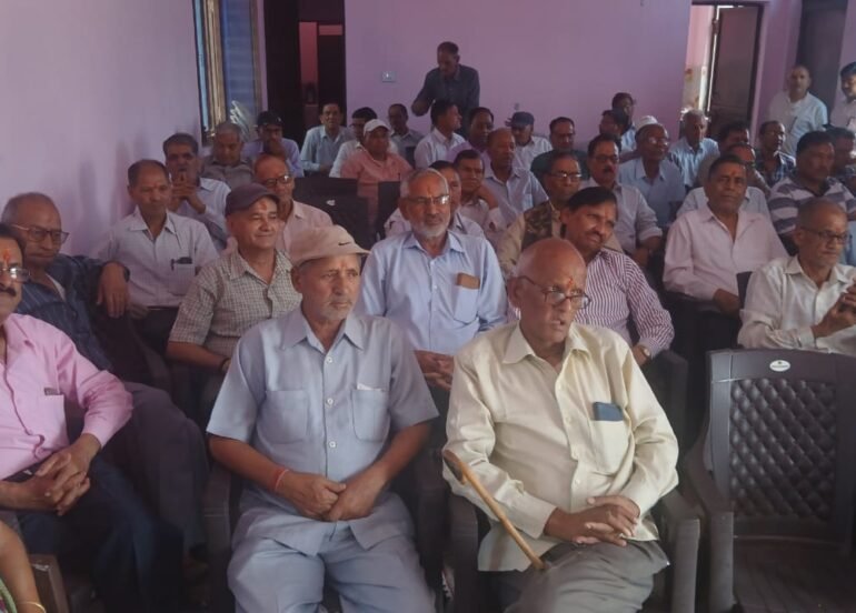 गोल्डन कार्ड की खामियों पर पेंशनर्स संगठन ने उठाई आवाज।