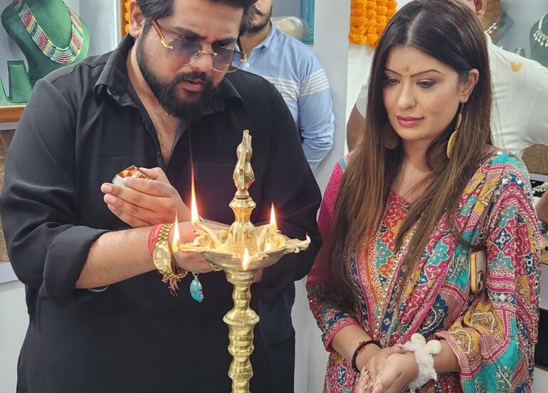 सेलिब्रिटी एस्ट्रोलॉजर पी. शिल्पा धार ने ज़ीरकपुर में हैदराबादी पर्ल्स एंड ज्वेलर्स का उद्घाटन किया