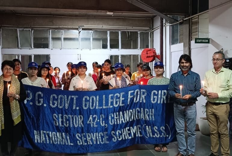 पीजीजीसी-42 के एनएसएस विंग ने आतंकवाद विरोधी दिवस के अवसर पर कैंडल मार्च  निकाला 