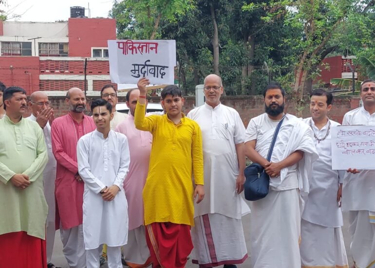 आतंक के खिलाफ उबाल, दिवंगत पर्यटकों को दी श्रद्धांजलि
