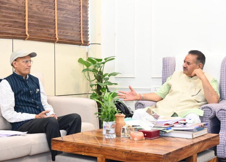 जून में होने वाले कृषि मेले की तैयारियों के लिए समीक्षा बैठक करते कृषि मंत्री गणेश जोशी