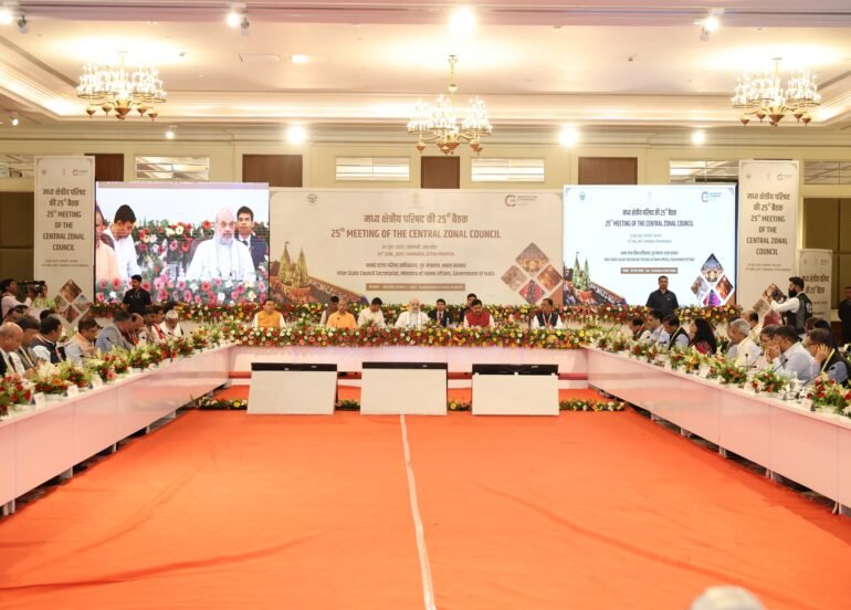 वाराणसी में मध्य क्षेत्रीय परिषद की बैठक में मुख्यमंत्री धामी ने उठाए सीमावर्ती विकास व रणनीतिक मुद्दे