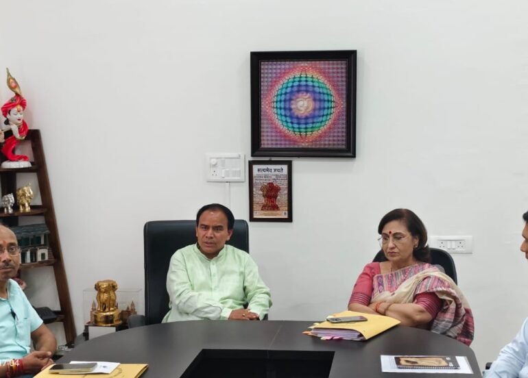 आरटीई के उल्लंघन पर होगी कार्रवाई : डॉ. धन सिंह रावत  निजी स्कूलों को अनिवार्य रूप से करना होगा आरटीई का अनुपालन  मुख्य शिक्षा अधिकारियों को दिये विद्यालयों के निरीक्षण के निर्देश  देहरादून : सूबे में शिक्षा का अधिकार अधिनियम का पालन न करने वाले शिक्षण संस्थानों पर ठोस कार्रवाई की जायेगी। इसके लिये सभी जनपदों के मुख्य शिक्षा अधिकारियों को अपने-अपने जनपदों में सभी निजी विद्यालयों से आरटीई के तहत होने वाले प्रवेश विस्तृत रिपोर्ट तैयार कर महानिदेशालय को उपलब्ध कराने के निर्देश दिये गये हैं। साथ ही मुख्य शिक्षा अधिकारी अपने-अपने जनपदों में सरकारी स्कूलों के साथ ही निजी स्कूलों का निरीक्षण कर जरूरी मानकों पर खरा न उतरने वाले शिक्षण संस्थानों के विरूद्ध विभागीय कार्रवाई सुनिश्चित करेंगे।   सूबे के विद्यालयी शिक्षा मंत्री डॉ. धन सिंह रावत ने आज अपने शासकीय आवास पर शिक्षा का अधिकार अधिनियम के अनुपालन को लेकर विभागीय समीक्षा बैठक ली। जिसमें उन्होंने कहा कि प्रदेश के सभी निजी शिक्षण संस्थानों को निर्धारित मानकों के अनुरूप अनिवार्य रूप से छात्र-छात्राओं को आरटीई के तहत प्रवेश देने होंगे। जिसकी जिम्मेदारी जनपद स्तर पर मुख्य शिक्षा अधिकारी व ब्लॉक स्तर पर खंड शिक्षा अधिकारियों की होगी। डॉ. रावत ने कहा कि जिन शिक्षण संस्थानों में आरटीई के तहत छात्र-छात्राओं को प्रवेश नहीं दिया जा रहा है ऐसे विद्यालयों को नोटिस जारी कर एनओसी निरस्त करने की कार्रवाही की जायेगी। इसके लिये जनपद स्तर पर विभागीय अधिकारियों को सभी निजी शिक्षण संस्थानों की समीक्षा के निर्देश दिये गये हैं। इसके अतिरिक्त शिक्षा की गुणवत्ता को और बेहतर बनाने के लिये मुख्य शिक्षा अधिकारी को सरकारी एवं निजी सभी विद्यालयों का औचक निरीक्षण कर वहां पर उपलब्ध संसाधनों, मूलभूत सुविधाओं एवं शैक्षणिक स्टॉफ की स्थिति आदि की रिपोर्ट तैयार कर मानकों पर खरे न उतरने वाले विद्यालयों के विरूद्ध कार्रवाई के निर्देश दे दिये गये हैं। विभागीय मंत्री ने कहा कि उत्तराखंड बाल अधिकार संरक्षण आयोग की ओर से भी समय-समय पर निजी स्कूलों द्वारा आरटीई का पालन न करने की शिकायतें भी प्राप्त होती रहती हैं, साथ ही आयोग की तरफ से कई सुझाव भी प्राप्त हुये हैं। जिनको लागू करने के लिये विभागीय अधिकारियों को निर्देशित कर दिया गया है। आयोग ने आरटीई का अनुपालन न करने वाले निजी विद्यालयों के खिलाफ कार्रवाई की भी सिफारिश की है। जिस तहत विभागीय अधिकारियों को प्रदेशभर में आरटीई के अनुपालन की समीक्षा के निर्देश दे दिये गये हैं तथा अनुपालन न करने वाले निजी संस्थानों के विरूद्ध कार्रवाई को भी कहा गया है।   बैठक में उत्तराखंड बाल अधिकार संरक्षण आयोग की अध्यक्ष डॉ. गीता खन्ना ने भी विभागीय अधिकारियों के साथ बाल संरक्षण कानून एवं आरटीई अधिनियम को प्रदेश के सभी निजी विद्यालयों में कड़ाई से लागू करने पर विस्तृत चर्चा की। उन्होंने सुझाव दिया आरटीई अधिनियम संबंधी शिकायतों के लिये विभाग द्वारा एक पोर्टल तैयार किया जाय ताकि प्राप्त शिकायतों का नियमित रूप निस्तारण किया जा सके। इसके अतिरिक्त सभी सरकारी एवं निजी स्कूलों में शिकायत एवं सुझाव पेटिका लगाने का भी सुझाव विभागीय अधिकारियों को दिया गया।   बैठक में महानिदेशक विद्यालयी शिक्षा अभिषेक रोहिला, मुख्य विकास अधिकारी अभिनव शाह, उत्तराखंड बाल अधिकार संरक्षण आयोग के सचिव डॉ. एस.के. बर्णवाल, अनु सचिव डा. एस.के. सिंह, निदेशक बेसिक शिक्षा अजय कुमार नौडियाल, निदेशक माध्यमिक डॉ. मुकुल सती, एपीडी समग्र शिक्षा कुलदीप गैरौला, देहरादून, हरिद्वार, ऊधमसिंह नगर, नैनीताल जनपदों के मुख्य शिक्षा अधिकारी सहित अन्य विभागीय अधिकारी उपस्थित रहे।