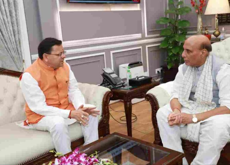 सीएम धामी ने रक्षा मंत्री से की मुलाकात, छावनी क्षेत्रों के नगर पालिका में विलय और हेलीपैड उपयोग की अनुमति का किया अनुरोध