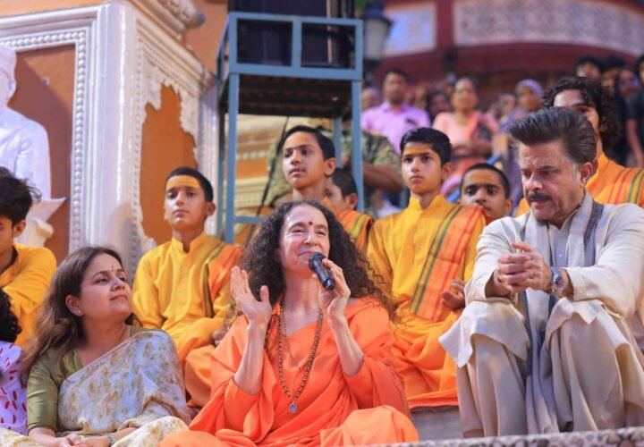 अनिल कपूर और बोनी कपूर ने परमार्थ निकेतन, ऋषिकेश में की दिव्य गंगा आरती में सहभागिता