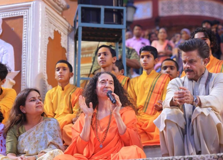 अनिल कपूर और बोनी कपूर ने परमार्थ निकेतन, ऋषिकेश में की दिव्य गंगा आरती में सहभागिता