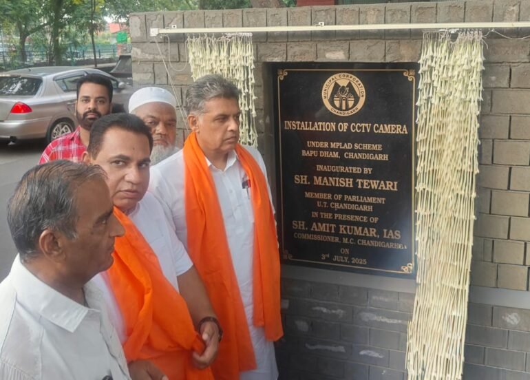 मनीष तिवारी ने बापू धाम कॉलोनी में सांसद निधि कोष से लगाए गए सीसीटीवी कैमरों का उद्घाटन किया