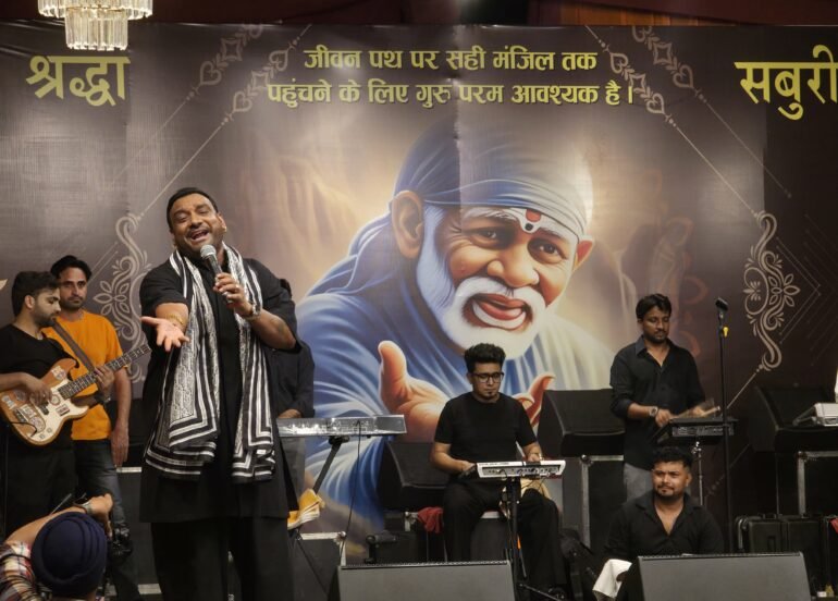 गुरु पूर्णिमा पर श्री साई धाम में लम्बी लाइनों में लगकर भक्तों ने गंगा जल से कराया बाबा का जलाभिषेक