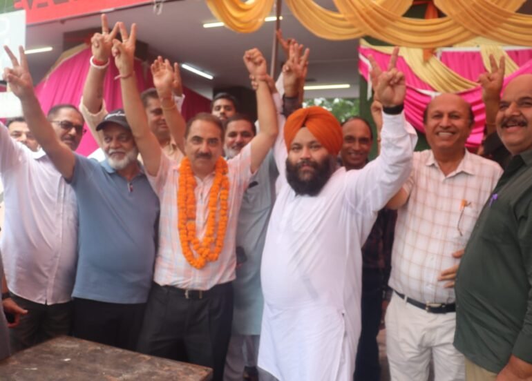 सेक्टर 23 की मार्किट एसोसिएशन के अध्यक्ष पद के चुनाव में मनोज बजाज ने फिर से बाजी मारी 