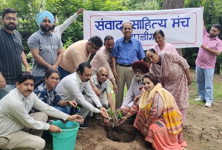 साहित्यकारों ने वृक्ष लगाने का लिया संकल्प