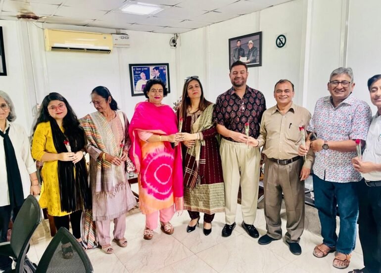 स्वदेशी सुरक्षा एवं स्वावलंबन अभियान के तहत विद्यार्थियों को महीने में कम से कम 5 भारतीय उत्पादों का उपयोग करने के लिए प्रेरित किया