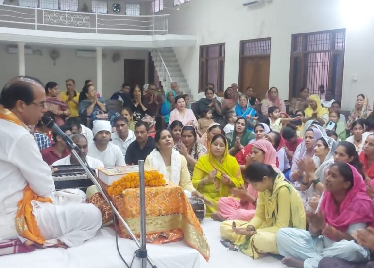 यदि साक्षात भगवान के घर में ही दर्शन करने हैं तो माता-पिता के दर्शन कर लो : आचार्य ईश्वर चंद्र शास्त्री