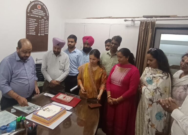 सीपीडीएल ने 14वें स्थापना दिवस पर कर्मचारियों के साथ केक काटे व उपहार भी दिए