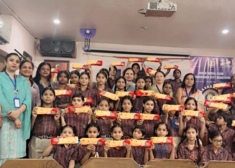 आईडब्ल्यूसी चंडीगढ़ ने छात्राओं को मासिक धर्म स्वच्छता और योग पर दिया बल 