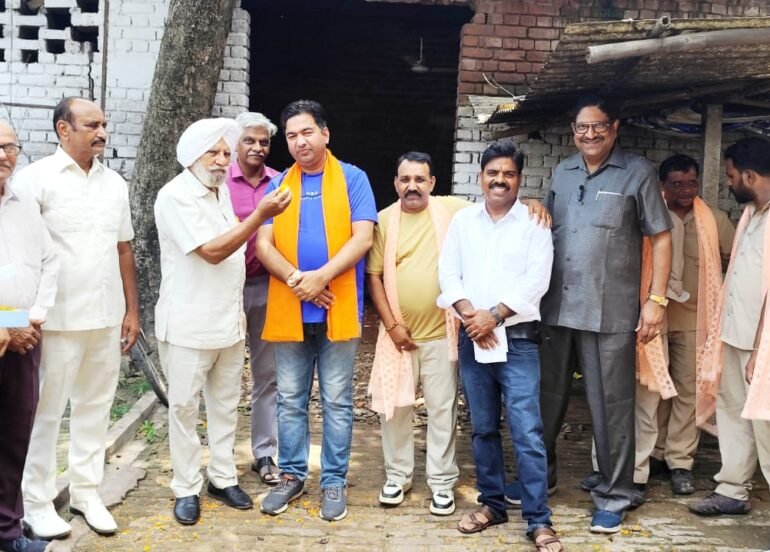 स्वच्छता में चण्डीगढ़ के नम्बर 2 पर आने पर सफाई सैनिकों का सम्मान किया