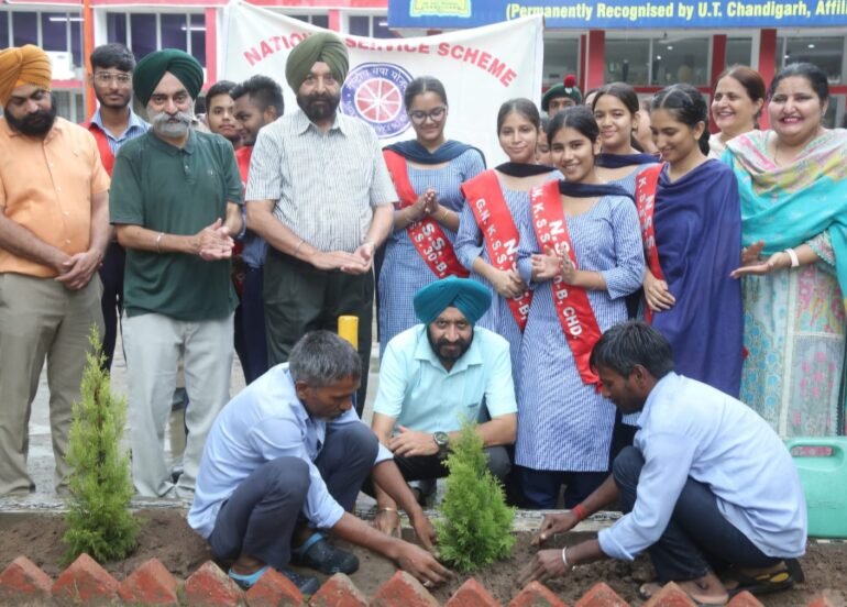 गुरु नानक खालसा सीनियर सेकेंडरी स्कूल में वन महोत्सव मनाया 