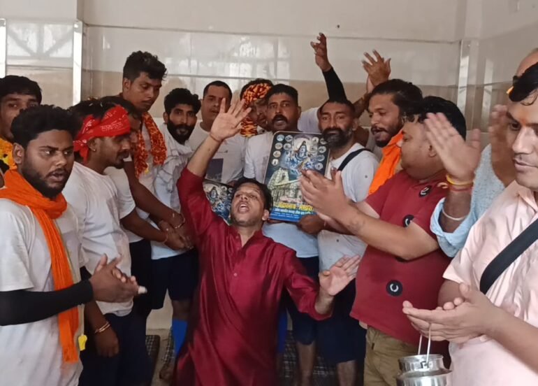 प्राचीन डेरा सिद्ध घनेरी शिव मंदिर में कांवड़ियों का भव्य स्वागत : पूरा वातावरण बम-बम-बम के जयकारों से गुंजायमान हुआ  