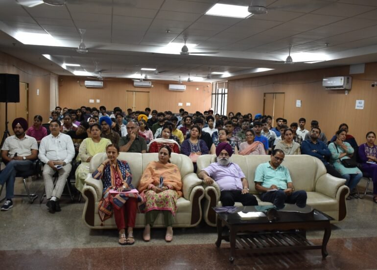 कॉलेज एक ऐसी जगह है, जहां विचारों को आकार दिया जाता है और भविष्य का निर्माण होता है : प्रो. डॉ. बीनू डोगरा