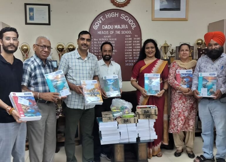 हिमाचल महासभा ने जरूरतमंद विद्यार्थियों को स्टेशनरी वितरित की 