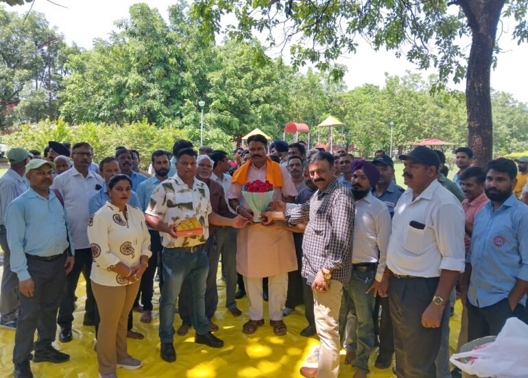 समान कार्य-समान वेतन एवं डीसी रेट बढ़ोतरी की मांग को लेकर जीएमसीएच ज्वाइंट एक्शन कमेटी संघ के सैंकड़ों आउटसोर्स वर्करों ने भरी हुंकार