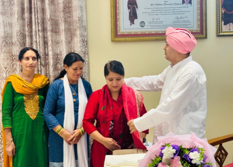 महिला कांग्रेस पदाधिकारियों ने की महंत से की मुलाकात