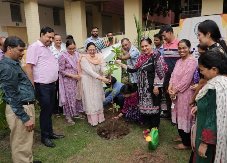 एसडी कॉलेज में मना वन महोत्सव, 50 से अधिक पौधे लगाए गए
