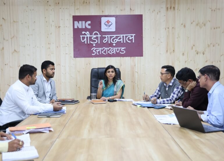 जिलाधिकारी ने ली जिला विकास प्राधिकरण की समीक्षा बैठक