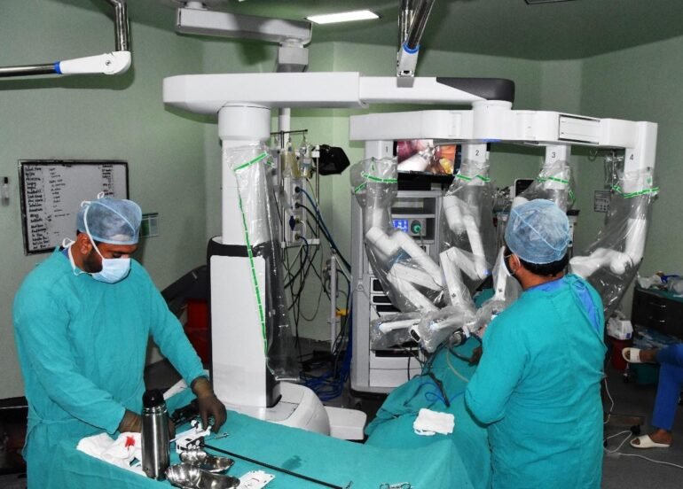 अलकेमिस्ट अस्पताल में हुई पहली बार रोबोट-असिस्टेड सर्जरी