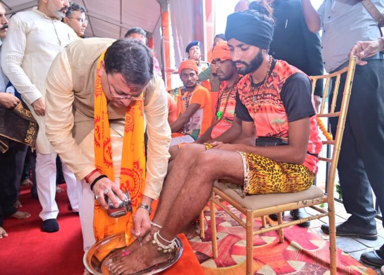 मुख्यमंत्री धामी ने कावंडियों के पांव धोकर शिव भक्तों का किया स्वागत किया