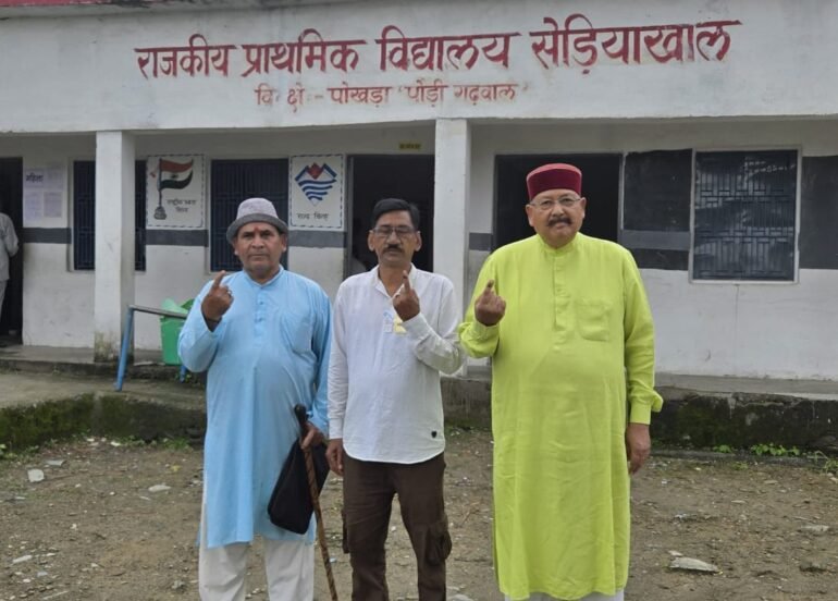कैबिनेट मंत्री महाराज ने अपने गांव सेड़ियाखाल में किया मतदान