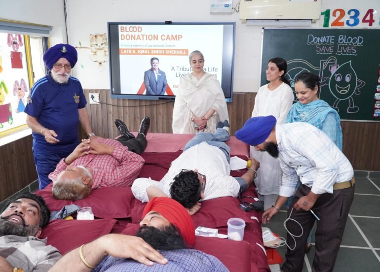 पैरागॉन स्कूल ने आयोजित किया रक्तदान शिविर