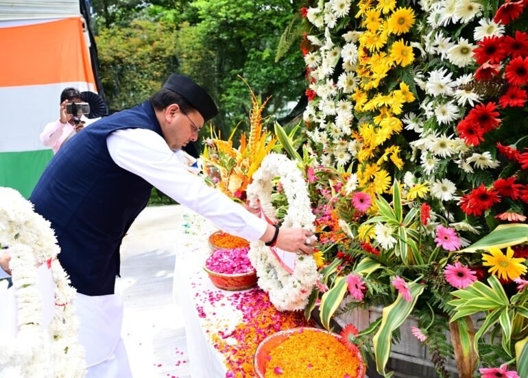मुख्यमंत्री ने कारगिल विजय दिवस पर शहीद स्मारक पर पुष्प चक्र अर्पित कर शहीद को दी श्रद्धांजलि