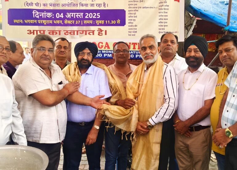 शहर की जानी-मानी गणमान्य हस्तियों ने देसी घी के माल पुए और खीर के भंडारे में सेवा की व प्रसाद ग्रहण किया  