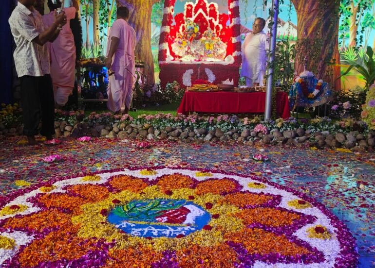 श्री चैतन्य गौड़ीय मठ में राधा-माधव जी का झूलन यात्रा महोत्सव प्रारंभ