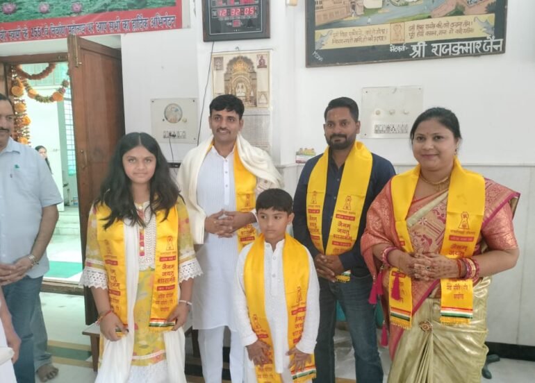 अहिंसा चैरिटेबल सेवा समिति के तत्वाधान में श्री णमोकार महामंत्र पाठ और भक्तामर दीपार्चना का भव्य आयोजन हुआ