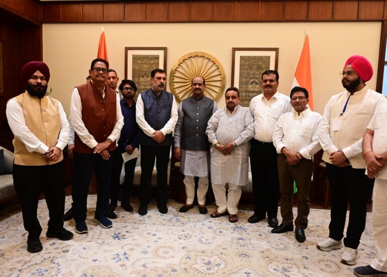 कैट से जुड़े व्यापारी नेताओं ने किया संसद का विशेष दौरा, लोकसभा अध्यक्ष ने किया संबोधित