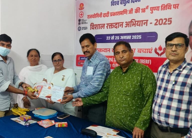 जिला अस्पताल पौड़ी में हुआ रक्तदान शिविर, 16 लोगों ने किया रक्तदान