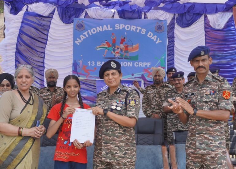 कमांडेंट कमल सिसोदिया ने विद्यार्थियों को स्पोर्ट्स के माध्यम से सुरक्षा बलों मे भर्ती होने के लिए जरूरी टिप्स दिए