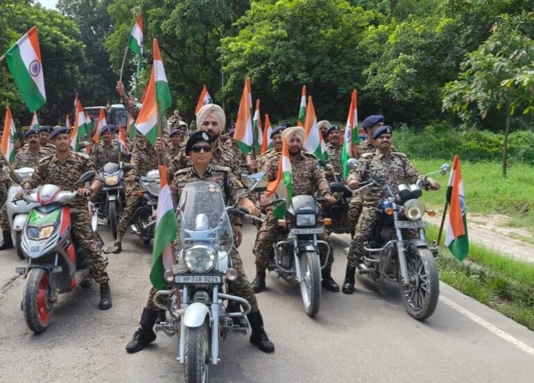 कमांडेंट कमल सिसोदिया के नेतृत्व में सीआरपीएफ के जवानों ने हर घर तिरंगा कार्यक्रम के अंतर्गतबाइक रैली निकाली