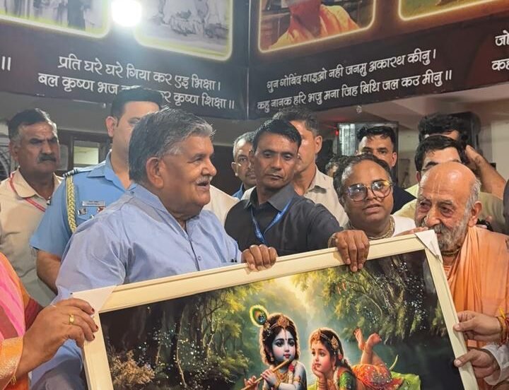श्री कृष्ण जन्माष्टमी पर प्रशासक गुलाबचंद कटारिया ने लड्डू गोपाल का पंचामृत अभिषेक किया 
