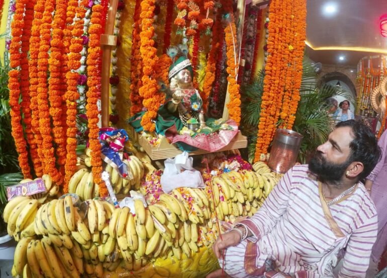 कृष्ण भजन और मटकी फोड़ के साथ के मना बाल गोपाल का उत्सव