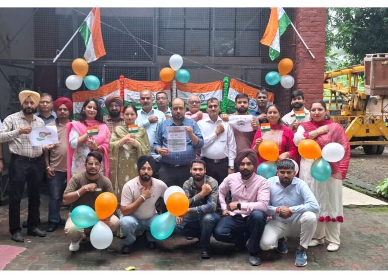 बिजली उपभोक्ताओं के साथ सीपीडीएल के अधिकारियों व स्टॉफ ने मनाया स्वतंत्रता दिवस 