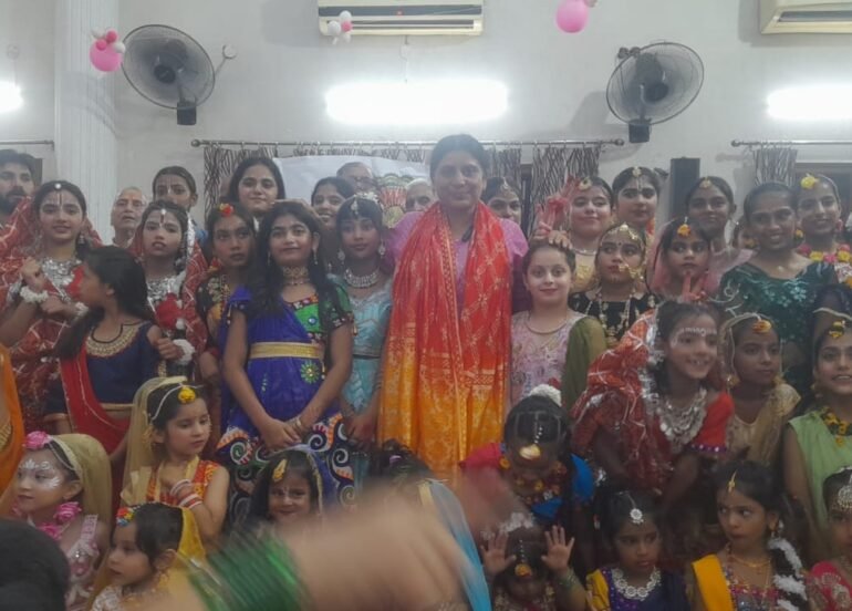 कमांडेंट सिसोदिया ने महिलाओं को सीआरपीएफ भर्ती होकर देश सेवा करने की प्रेरणा दी 