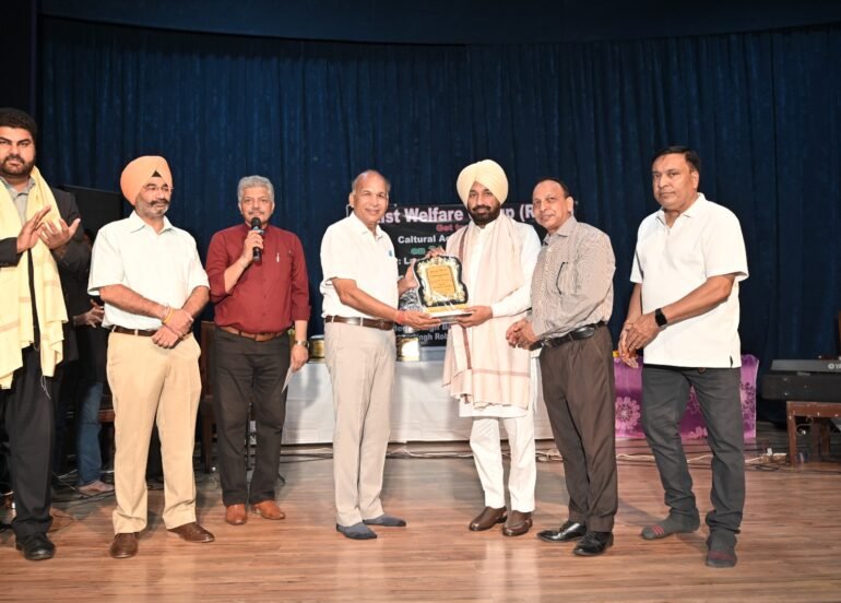 आर्टिस्ट वेलफेयर ग्रुप द्वारा प्रथम परिवार मिलन और कल्चर प्रोग्राम आयोजित