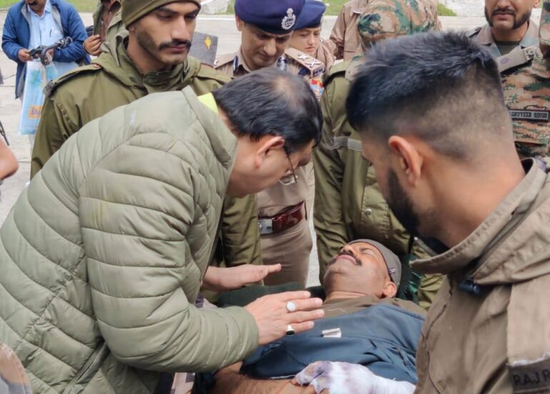 मौसम की चुनौतियों के बीच ग्राउंड जीरो पर पहुंचे मुख्यमंत्री