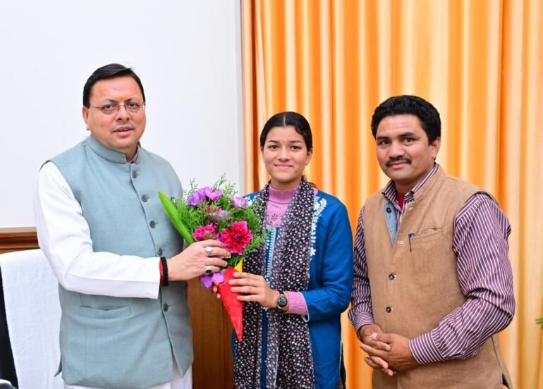 मुख्यमंत्री धामी से आदर्श ग्राम सारकोट की ग्राम प्रधान प्रियंका नेगी ने भेंट की