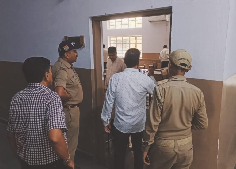 बम धमाके की धमकी से दहला स्कूल, पुलिस-डॉग स्क्वॉड ने छानी ईंट–ईंट, फिर हुआ चौंकाने वाला खुलासा।