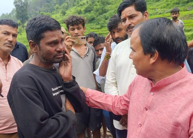 लीसैण के आपदाग्रस्त क्षेत्र चौथान पहुंचे कैबिनेट मंत्री डॉ. धन सिंह रावत
