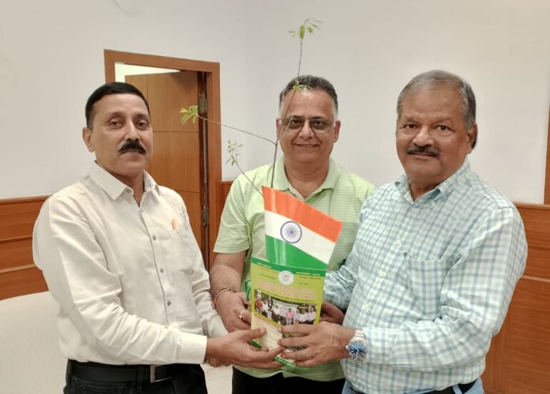 हरियाणा राज्य पुलिस शिकायत प्राधिकरण के चेयरमैन डॉ. आरसी मिश्रा को किया सम्मानित