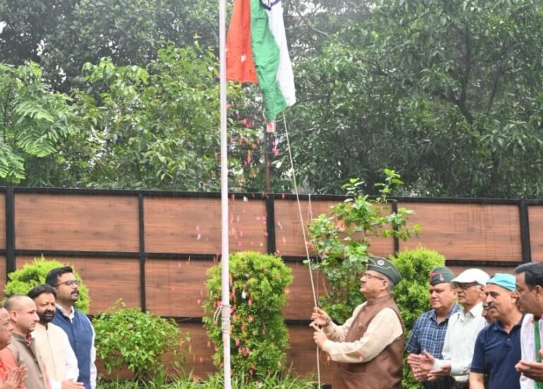 79वें स्वतंत्रता दिवस के अवसर पर शासकीय आवास में ध्वजारोहण करते कृषि मंत्री गणेश जोशी